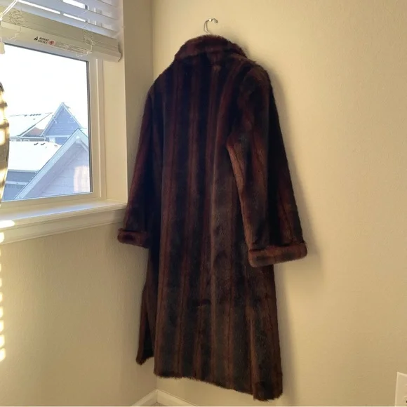 NWOT Faux Fur Coat - Picture 8 of 8